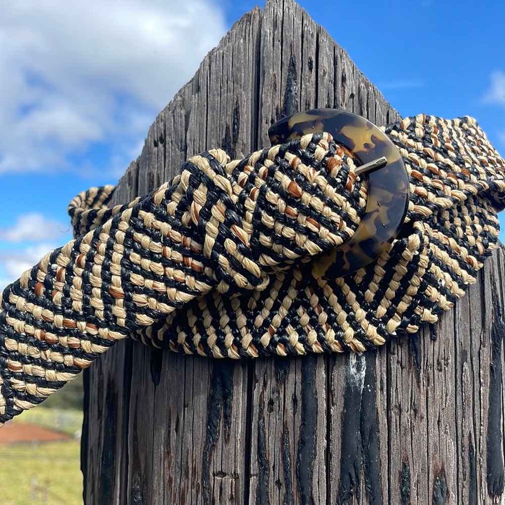 Women’s stretchy, black, and tan tortoiseshell belt